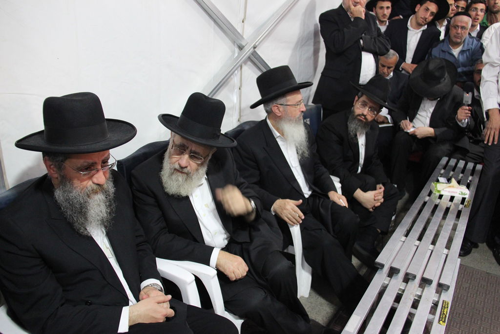 גלרית ענק: אלפים ובראשם גדולי ישראל בניחום אבלים בבית הגר"ע יוסף זצוק"ל