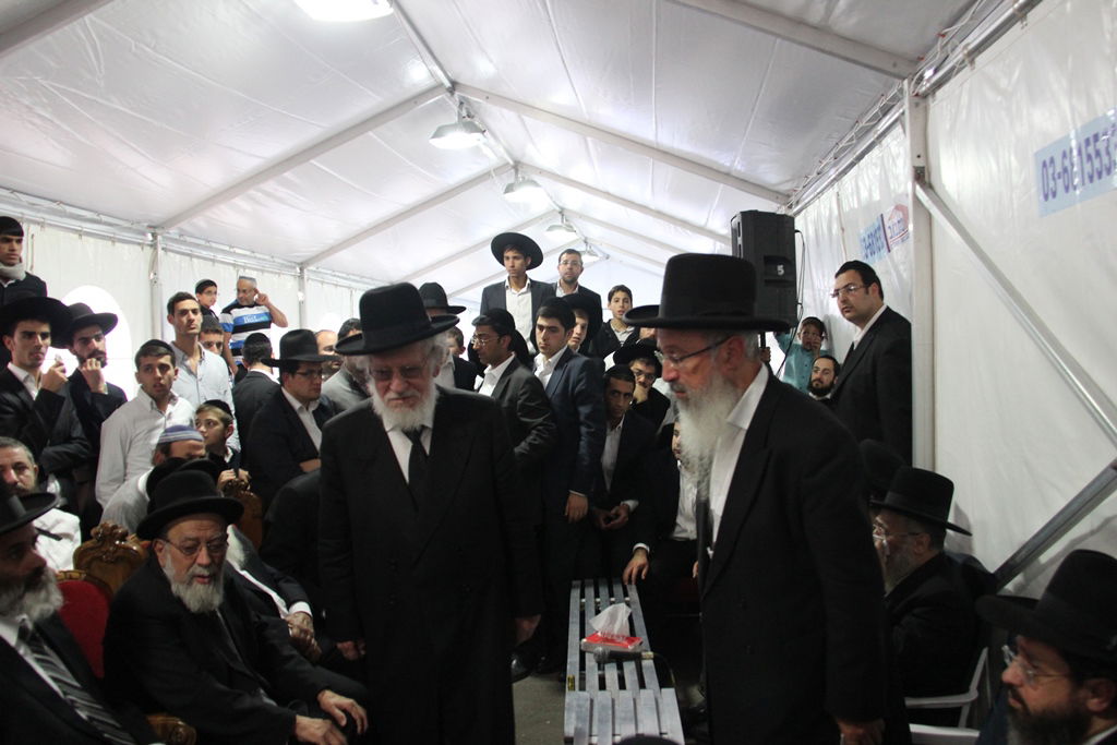 גלרית ענק: אלפים ובראשם גדולי ישראל בניחום אבלים בבית הגר"ע יוסף זצוק"ל