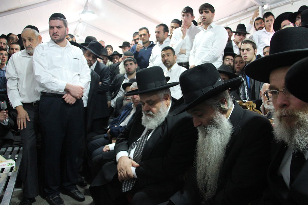 גלרית ענק: אלפים ובראשם גדולי ישראל בניחום אבלים בבית הגר"ע יוסף זצוק"ל