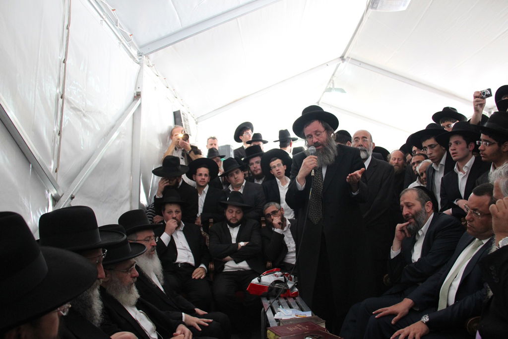 גלרית ענק: אלפים ובראשם גדולי ישראל בניחום אבלים בבית הגר"ע יוסף זצוק"ל