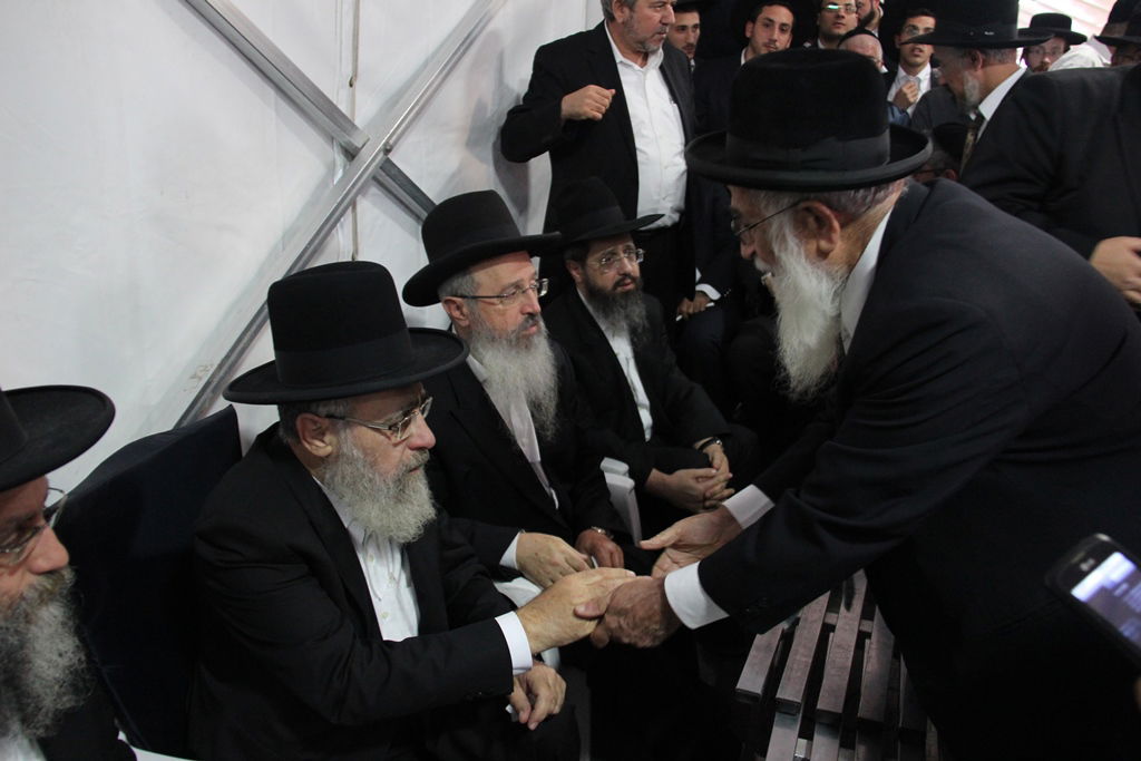 גלרית ענק: אלפים ובראשם גדולי ישראל בניחום אבלים בבית הגר"ע יוסף זצוק"ל