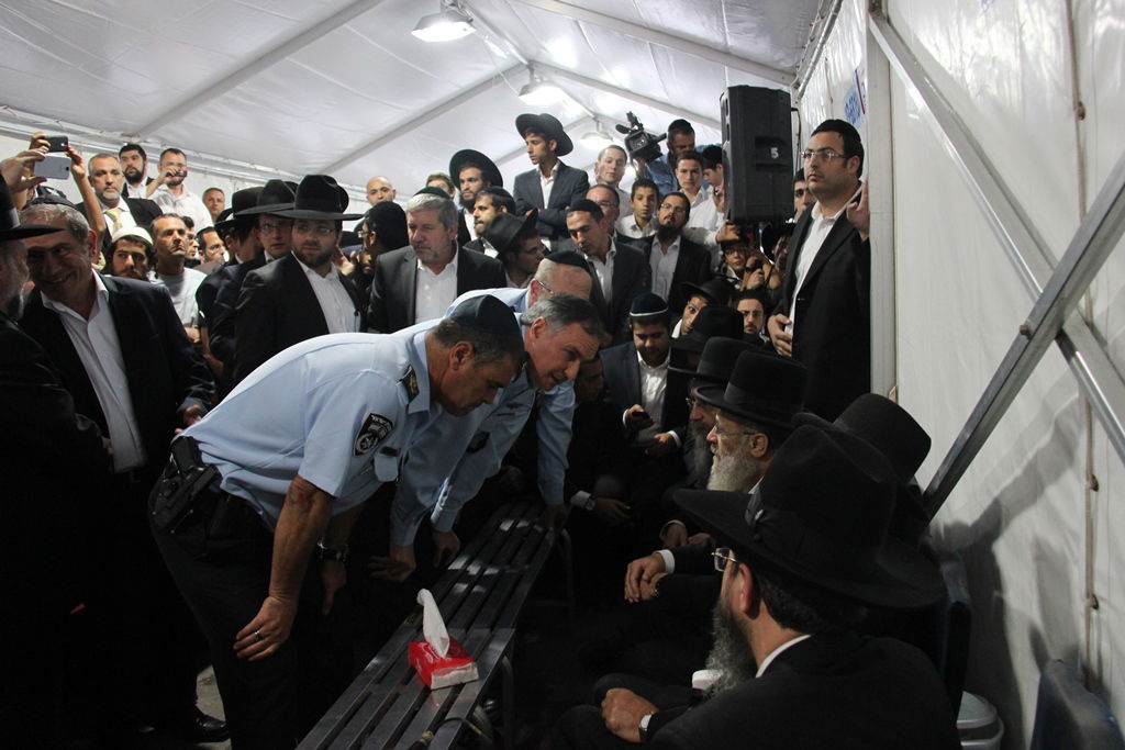 גלרית ענק: אלפים ובראשם גדולי ישראל בניחום אבלים בבית הגר"ע יוסף זצוק"ל