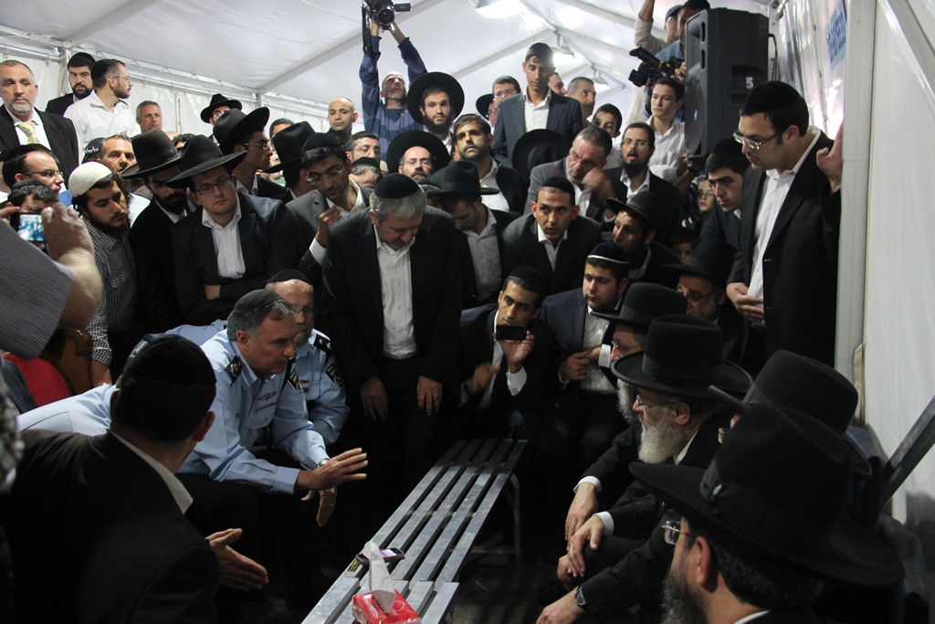 גלרית ענק: אלפים ובראשם גדולי ישראל בניחום אבלים בבית הגר"ע יוסף זצוק"ל