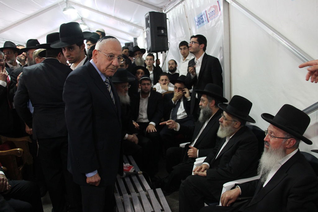 גלרית ענק: אלפים ובראשם גדולי ישראל בניחום אבלים בבית הגר"ע יוסף זצוק"ל