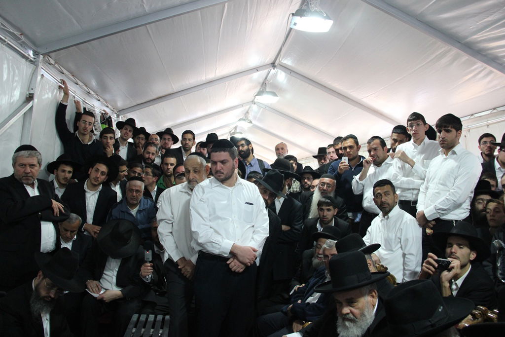 גלרית ענק: אלפים ובראשם גדולי ישראל בניחום אבלים בבית הגר"ע יוסף זצוק"ל