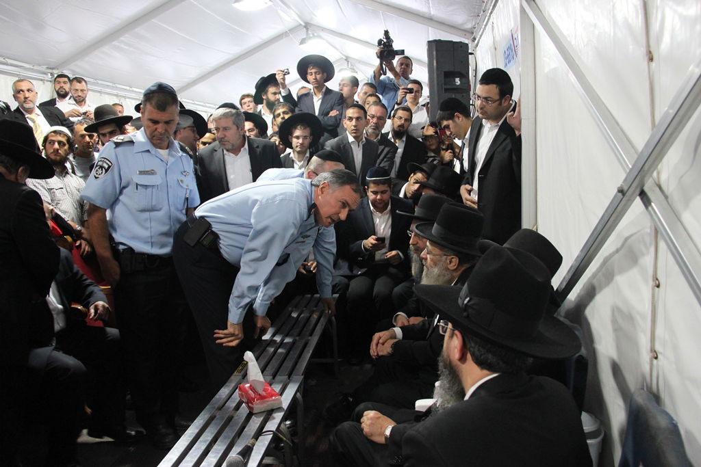 גלרית ענק: אלפים ובראשם גדולי ישראל בניחום אבלים בבית הגר"ע יוסף זצוק"ל