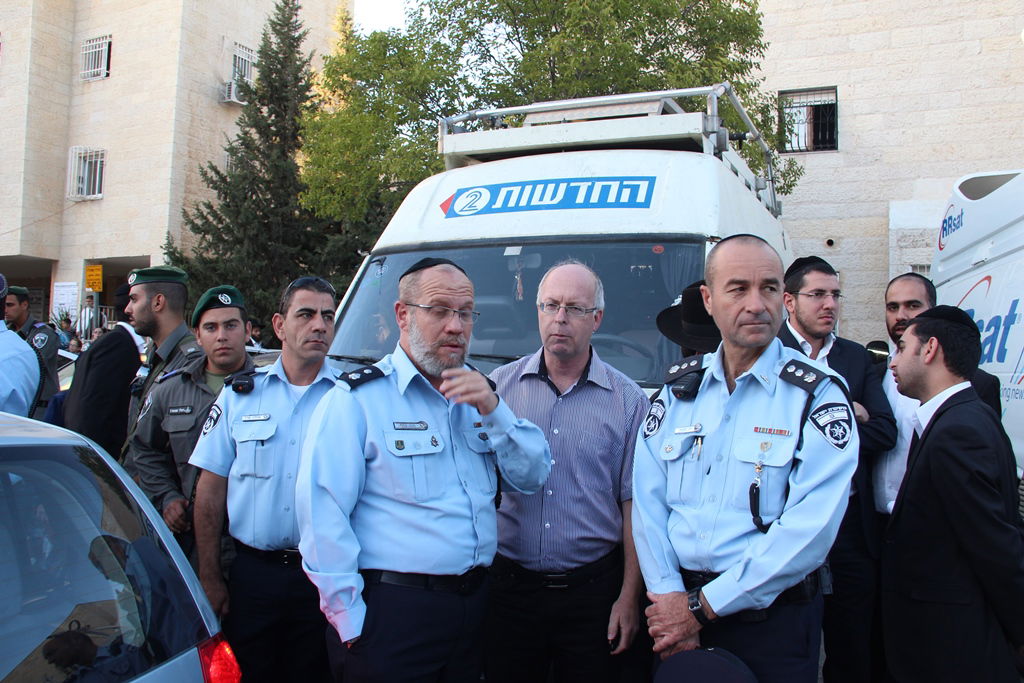 גלרית ענק: אלפים ובראשם גדולי ישראל בניחום אבלים בבית הגר"ע יוסף זצוק"ל