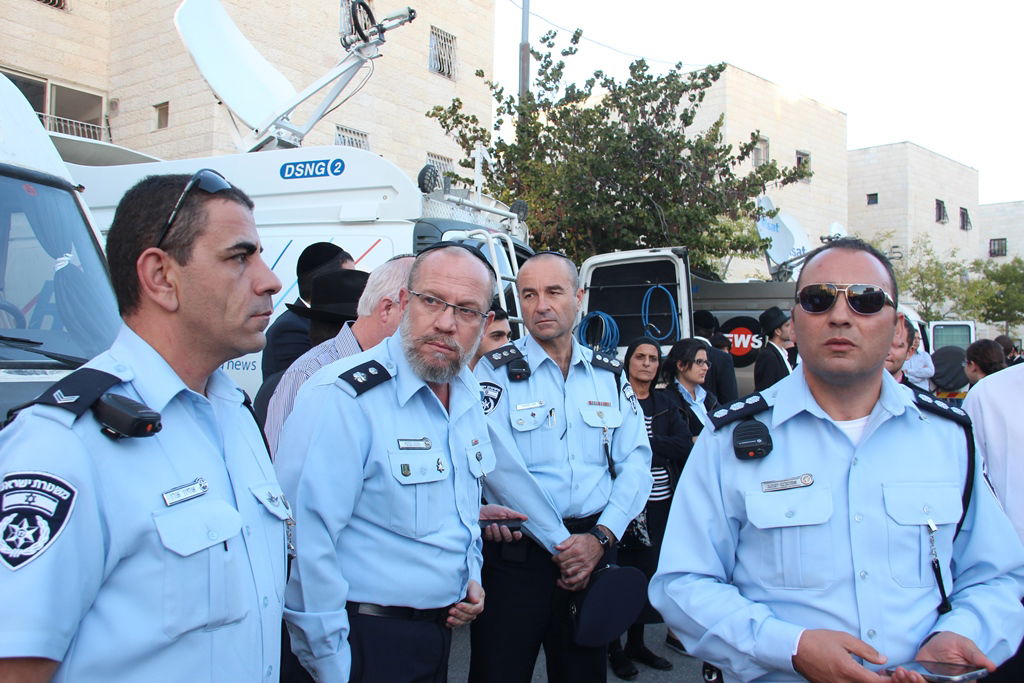 גלרית ענק: אלפים ובראשם גדולי ישראל בניחום אבלים בבית הגר"ע יוסף זצוק"ל