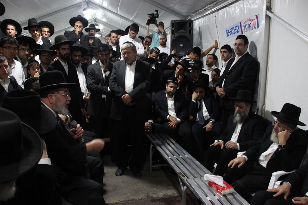 גלרית ענק: אלפים ובראשם גדולי ישראל בניחום אבלים בבית הגר"ע יוסף זצוק"ל