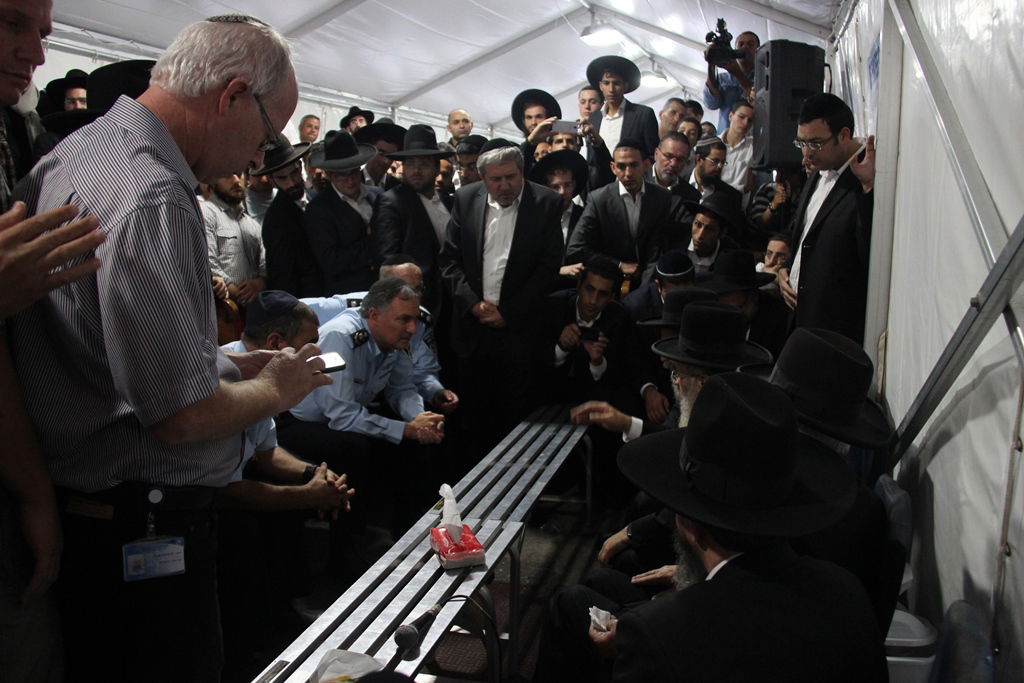 גלרית ענק: אלפים ובראשם גדולי ישראל בניחום אבלים בבית הגר"ע יוסף זצוק"ל