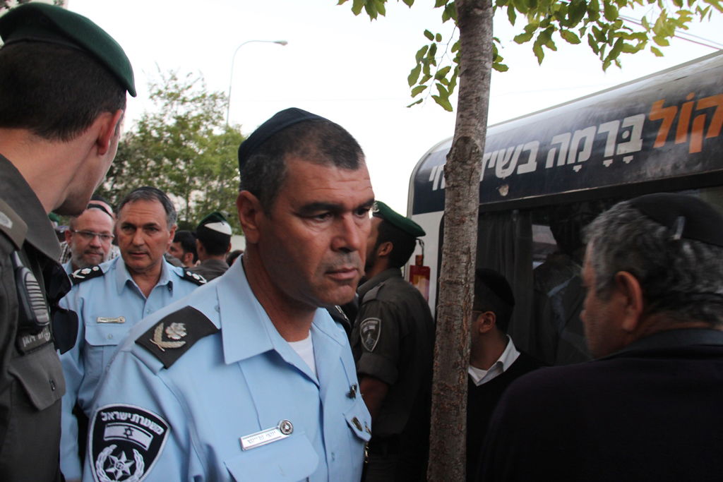 גלרית ענק: אלפים ובראשם גדולי ישראל בניחום אבלים בבית הגר"ע יוסף זצוק"ל