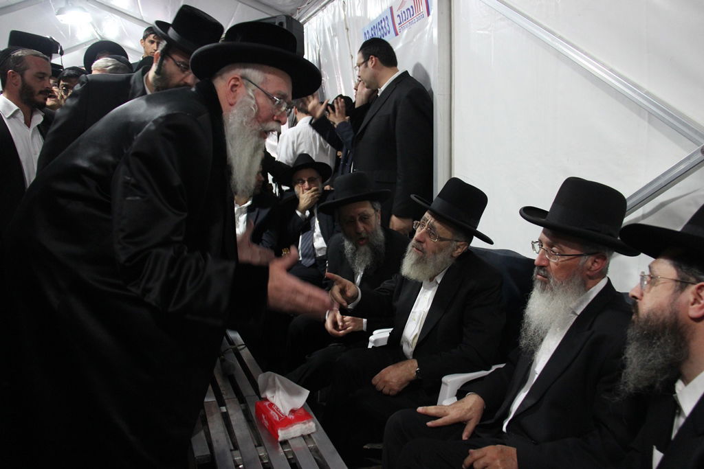 גלרית ענק: אלפים ובראשם גדולי ישראל בניחום אבלים בבית הגר"ע יוסף זצוק"ל