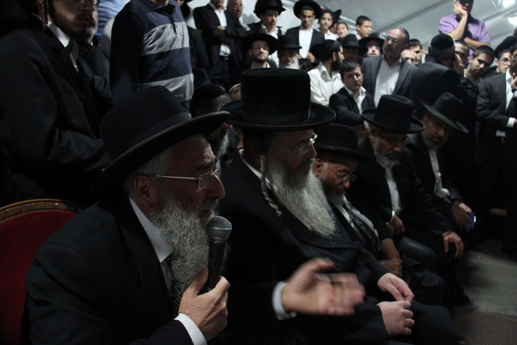 גלרית ענק: אלפים ובראשם גדולי ישראל בניחום אבלים בבית הגר"ע יוסף זצוק"ל