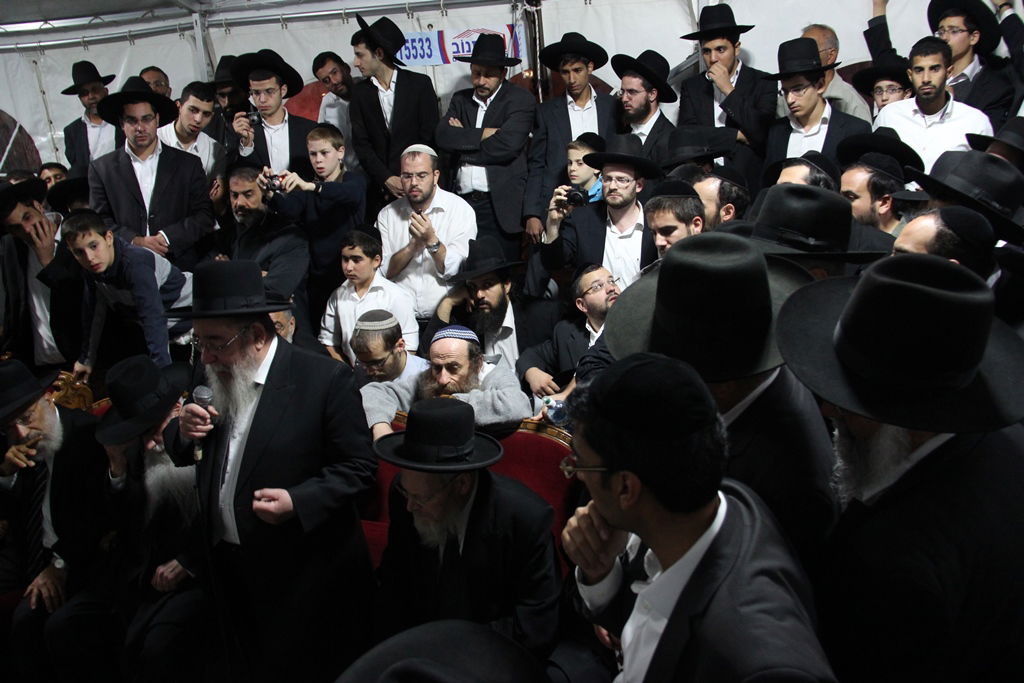 גלרית ענק: אלפים ובראשם גדולי ישראל בניחום אבלים בבית הגר"ע יוסף זצוק"ל