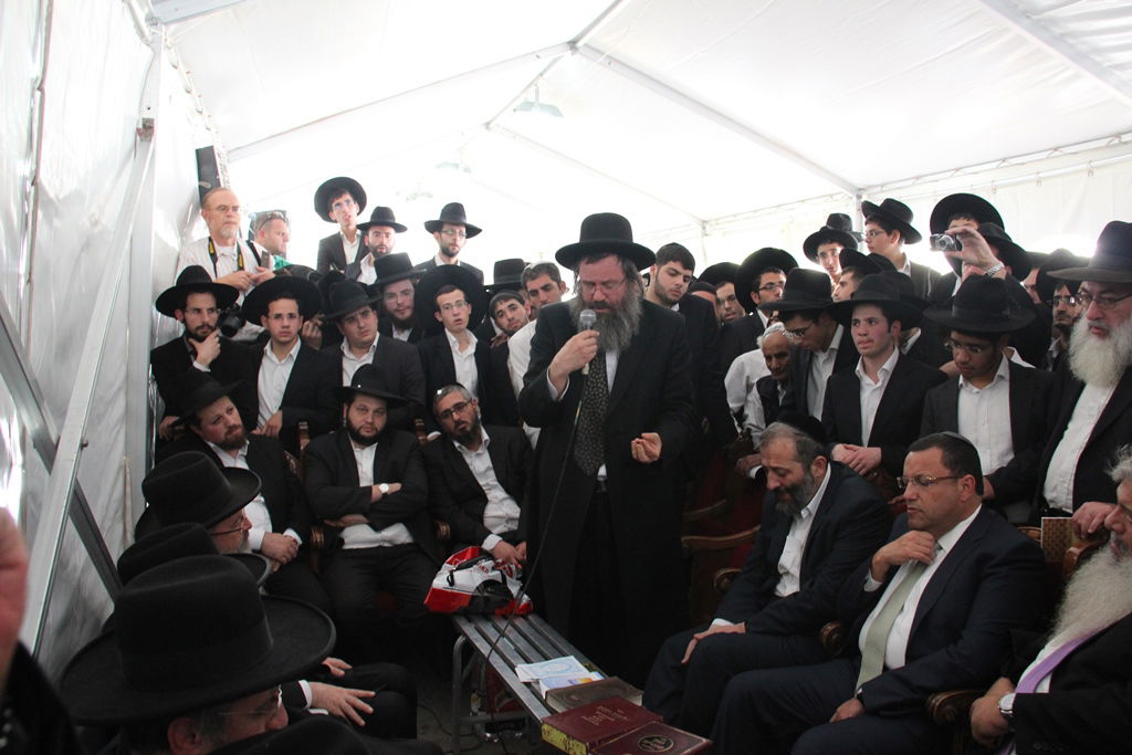 גלרית ענק: אלפים ובראשם גדולי ישראל בניחום אבלים בבית הגר"ע יוסף זצוק"ל