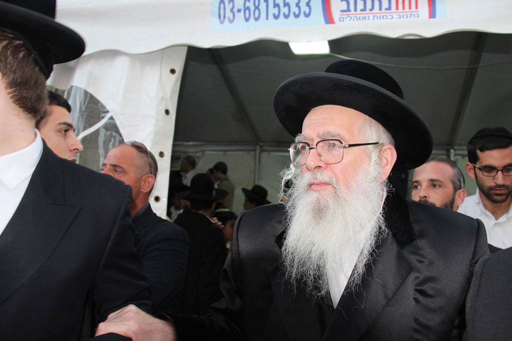 גלרית ענק: אלפים ובראשם גדולי ישראל בניחום אבלים בבית הגר"ע יוסף זצוק"ל