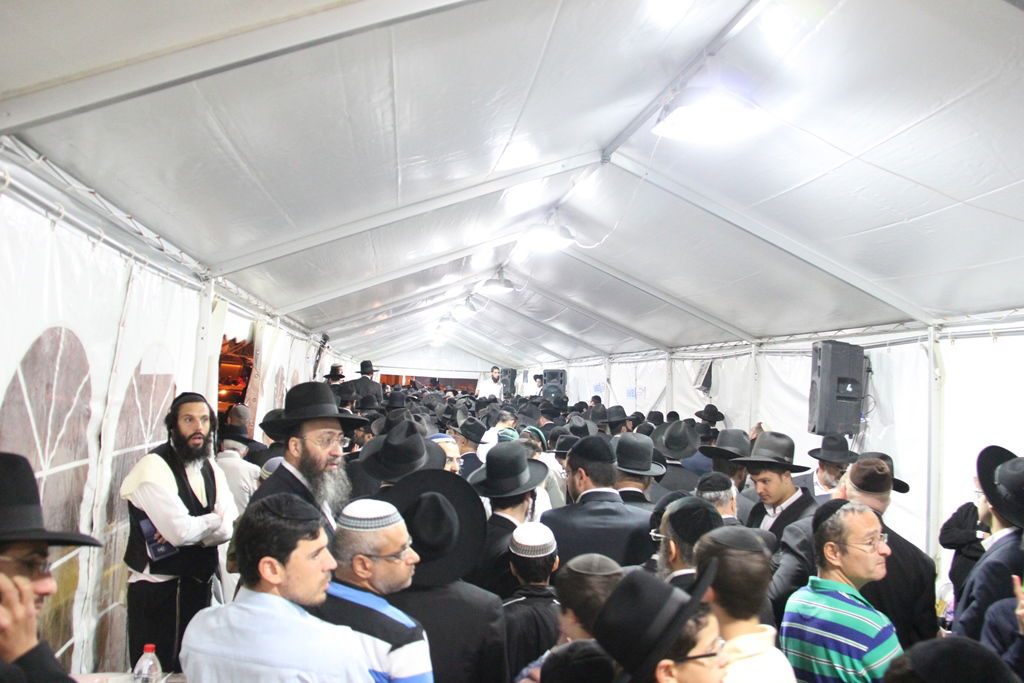 גלרית ענק: אלפים ובראשם גדולי ישראל בניחום אבלים בבית הגר"ע יוסף זצוק"ל