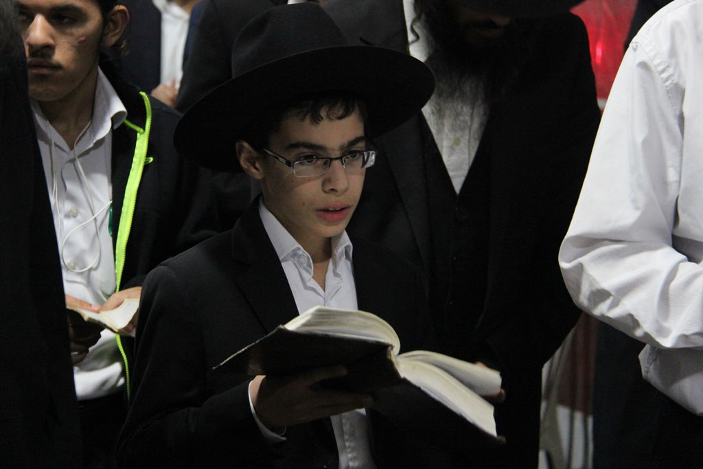 גלרית ענק: אלפים ובראשם גדולי ישראל בניחום אבלים בבית הגר"ע יוסף זצוק"ל