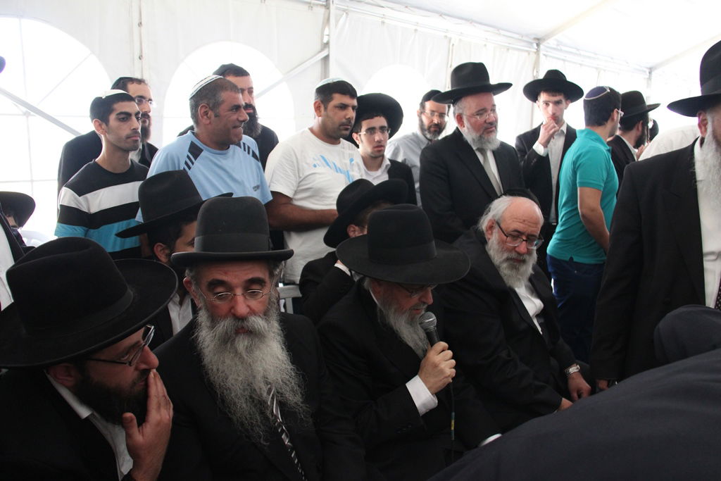 גלרית ענק: אלפים ובראשם גדולי ישראל בניחום אבלים בבית הגר"ע יוסף זצוק"ל