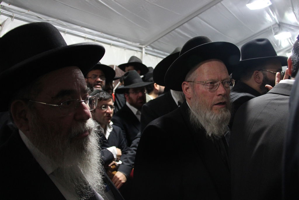 גלרית ענק: אלפים ובראשם גדולי ישראל בניחום אבלים בבית הגר"ע יוסף זצוק"ל