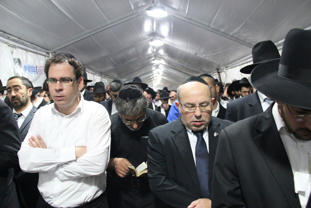 גלרית ענק: אלפים ובראשם גדולי ישראל בניחום אבלים בבית הגר"ע יוסף זצוק"ל