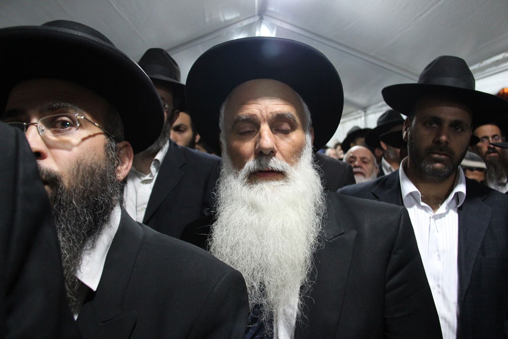 גלרית ענק: אלפים ובראשם גדולי ישראל בניחום אבלים בבית הגר"ע יוסף זצוק"ל