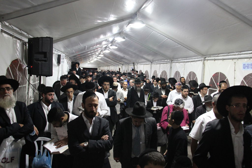 גלרית ענק: אלפים ובראשם גדולי ישראל בניחום אבלים בבית הגר"ע יוסף זצוק"ל