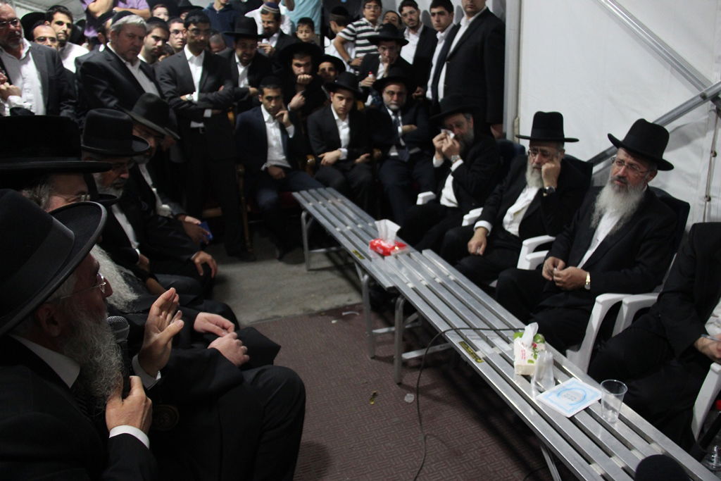 גלרית ענק: אלפים ובראשם גדולי ישראל בניחום אבלים בבית הגר"ע יוסף זצוק"ל