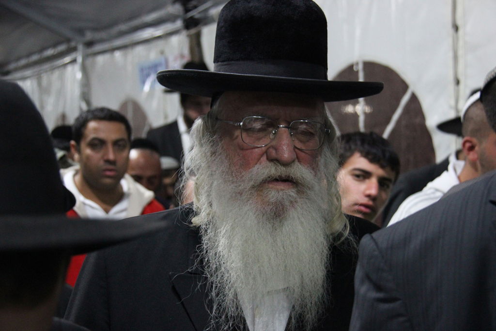 גלרית ענק: אלפים ובראשם גדולי ישראל בניחום אבלים בבית הגר"ע יוסף זצוק"ל