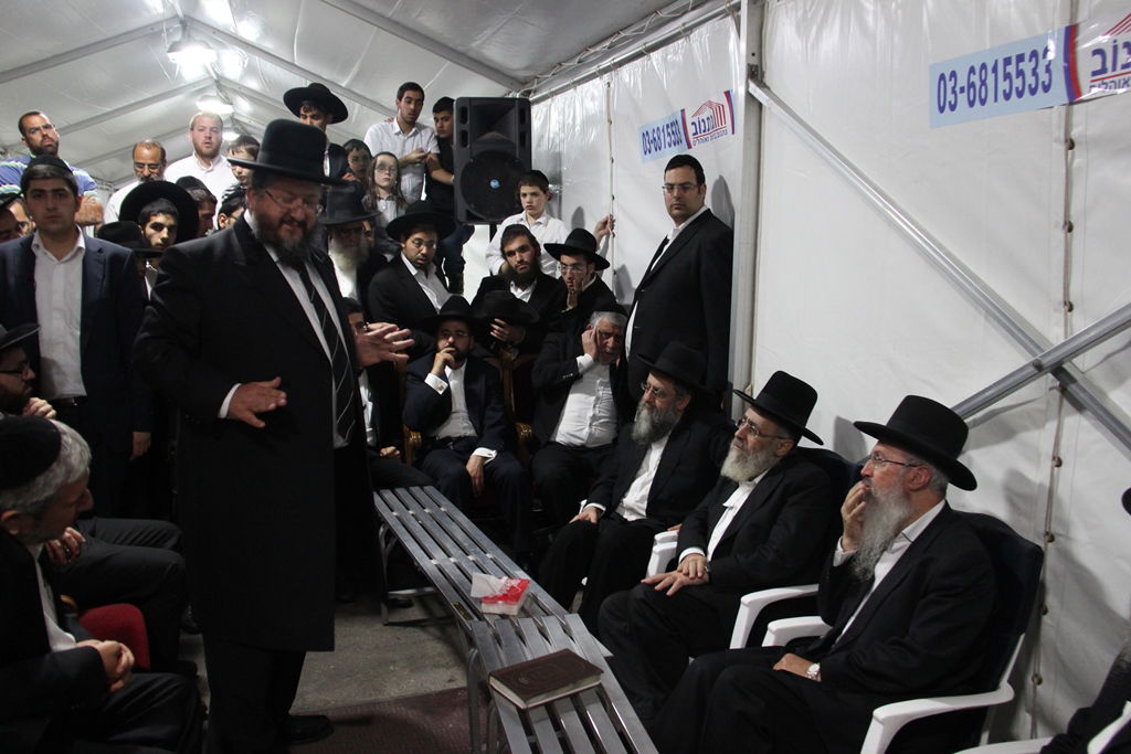 גלרית ענק: אלפים ובראשם גדולי ישראל בניחום אבלים בבית הגר"ע יוסף זצוק"ל