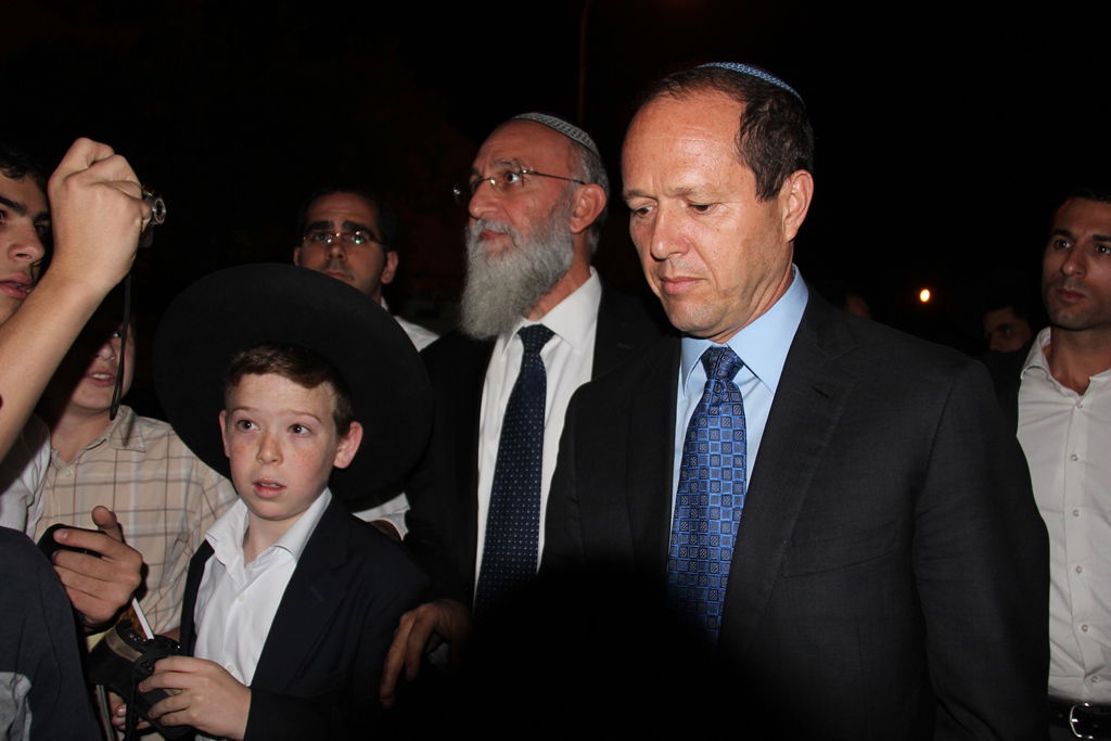 גלרית ענק: אלפים ובראשם גדולי ישראל בניחום אבלים בבית הגר"ע יוסף זצוק"ל