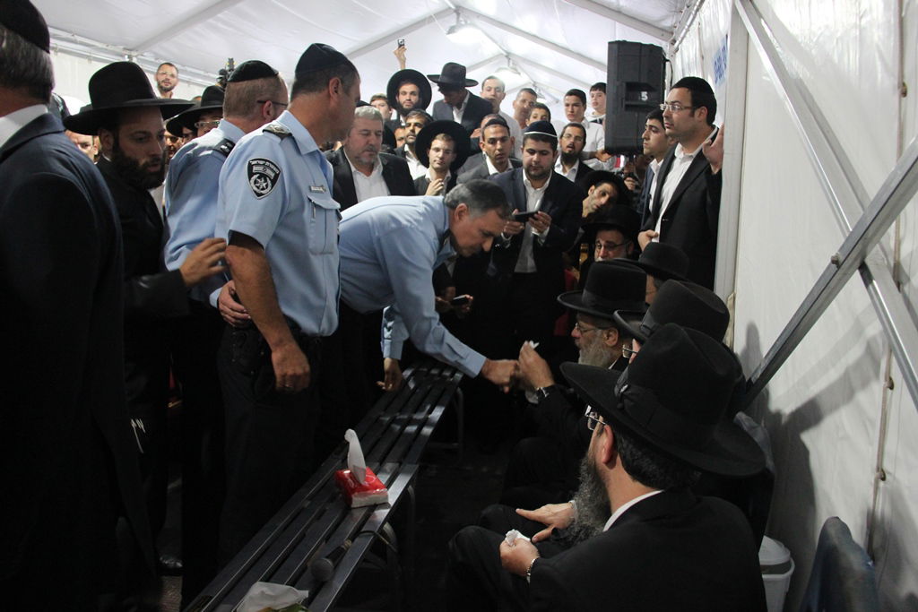 גלרית ענק: אלפים ובראשם גדולי ישראל בניחום אבלים בבית הגר"ע יוסף זצוק"ל