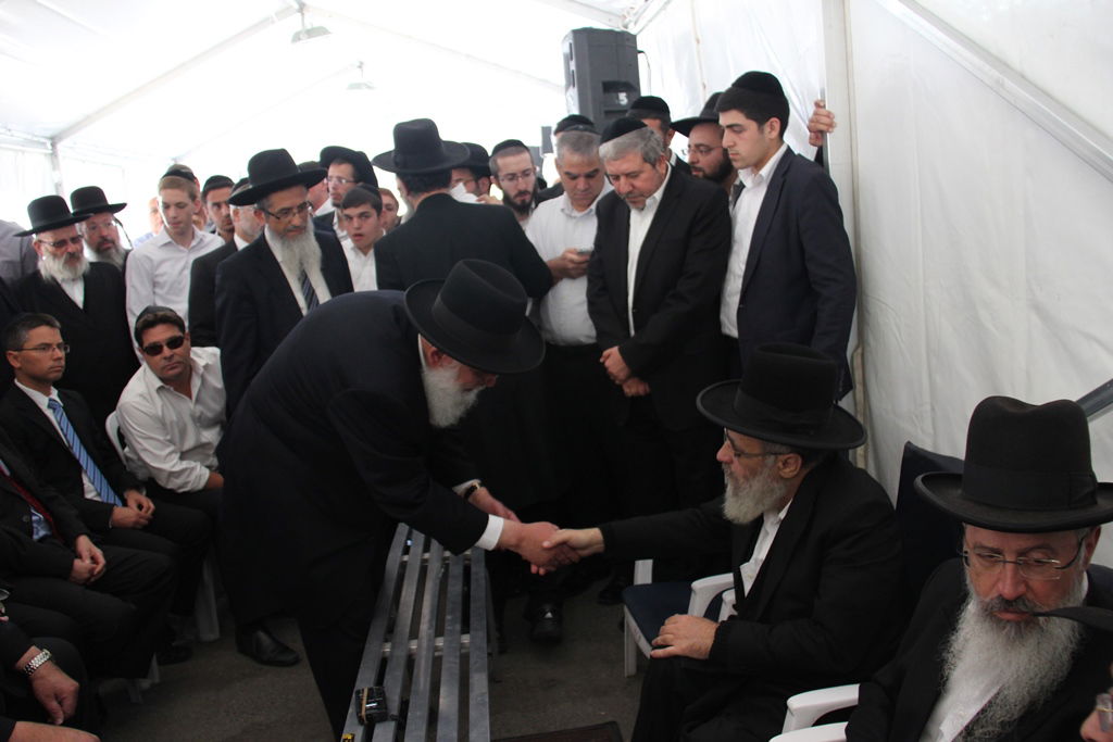 גלרית ענק: אלפים ובראשם גדולי ישראל בניחום אבלים בבית הגר"ע יוסף זצוק"ל