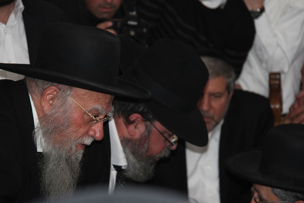 גלרית ענק: אלפים ובראשם גדולי ישראל בניחום אבלים בבית הגר"ע יוסף זצוק"ל