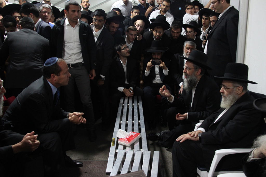 גלרית ענק: אלפים ובראשם גדולי ישראל בניחום אבלים בבית הגר"ע יוסף זצוק"ל