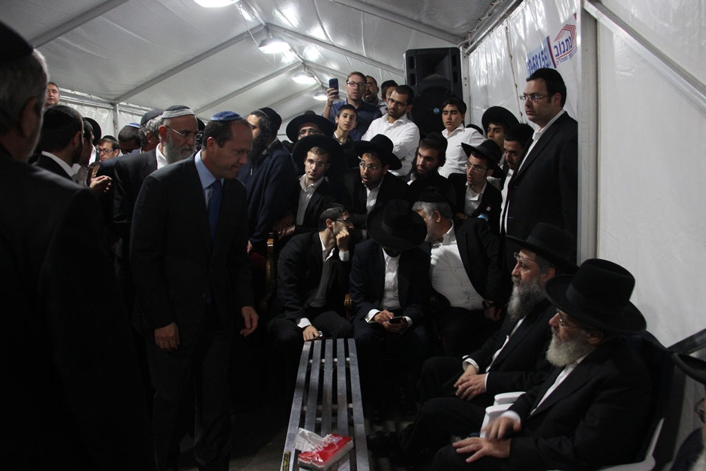 גלרית ענק: אלפים ובראשם גדולי ישראל בניחום אבלים בבית הגר"ע יוסף זצוק"ל