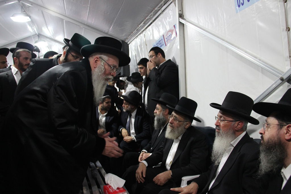 גלרית ענק: אלפים ובראשם גדולי ישראל בניחום אבלים בבית הגר"ע יוסף זצוק"ל