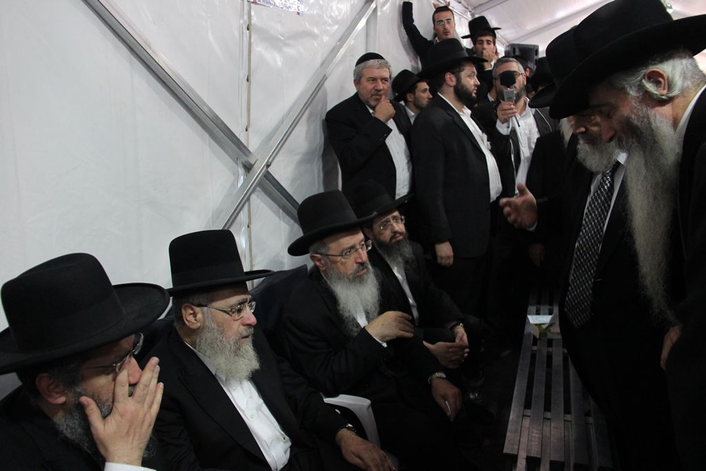 גלרית ענק: אלפים ובראשם גדולי ישראל בניחום אבלים בבית הגר"ע יוסף זצוק"ל