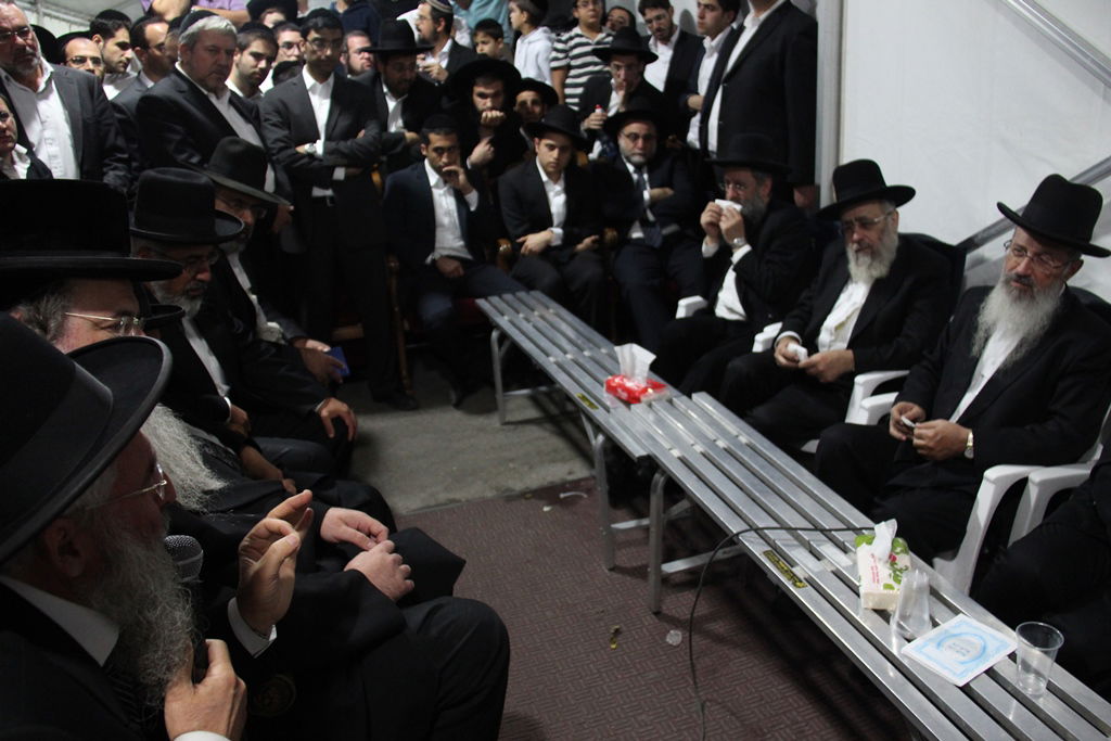 גלרית ענק: אלפים ובראשם גדולי ישראל בניחום אבלים בבית הגר"ע יוסף זצוק"ל