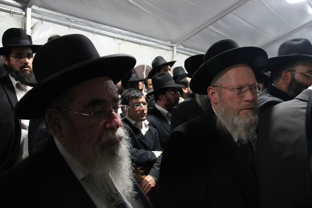 גלרית ענק: אלפים ובראשם גדולי ישראל בניחום אבלים בבית הגר"ע יוסף זצוק"ל