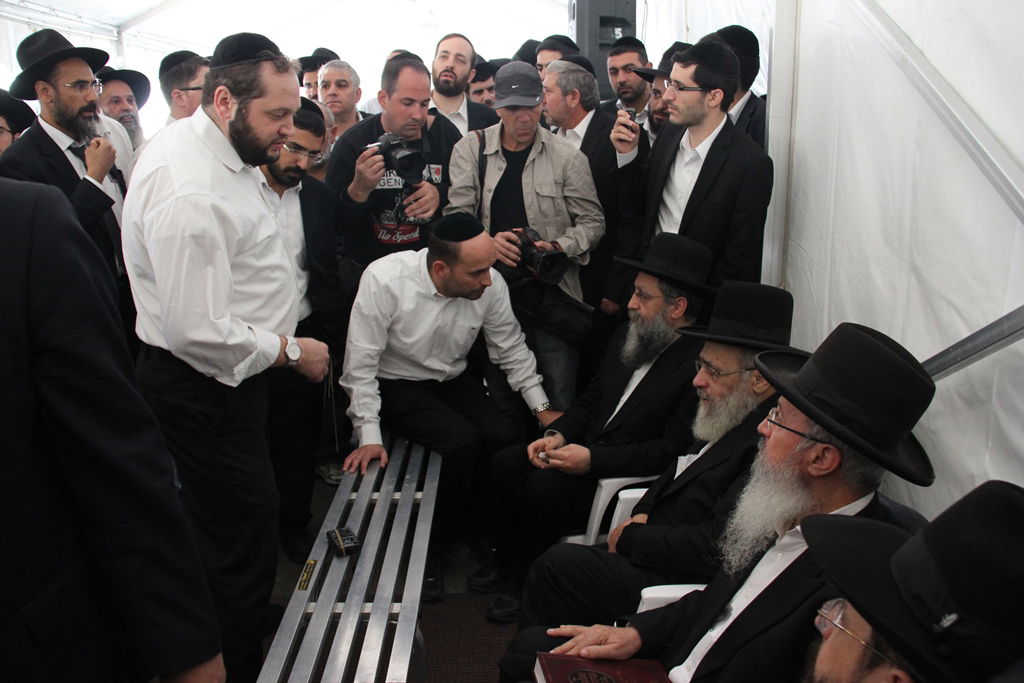 גלרית ענק: אלפים ובראשם גדולי ישראל בניחום אבלים בבית הגר"ע יוסף זצוק"ל