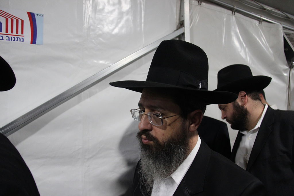 גלרית ענק: אלפים ובראשם גדולי ישראל בניחום אבלים בבית הגר"ע יוסף זצוק"ל