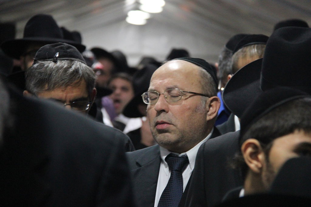גלרית ענק: אלפים ובראשם גדולי ישראל בניחום אבלים בבית הגר"ע יוסף זצוק"ל