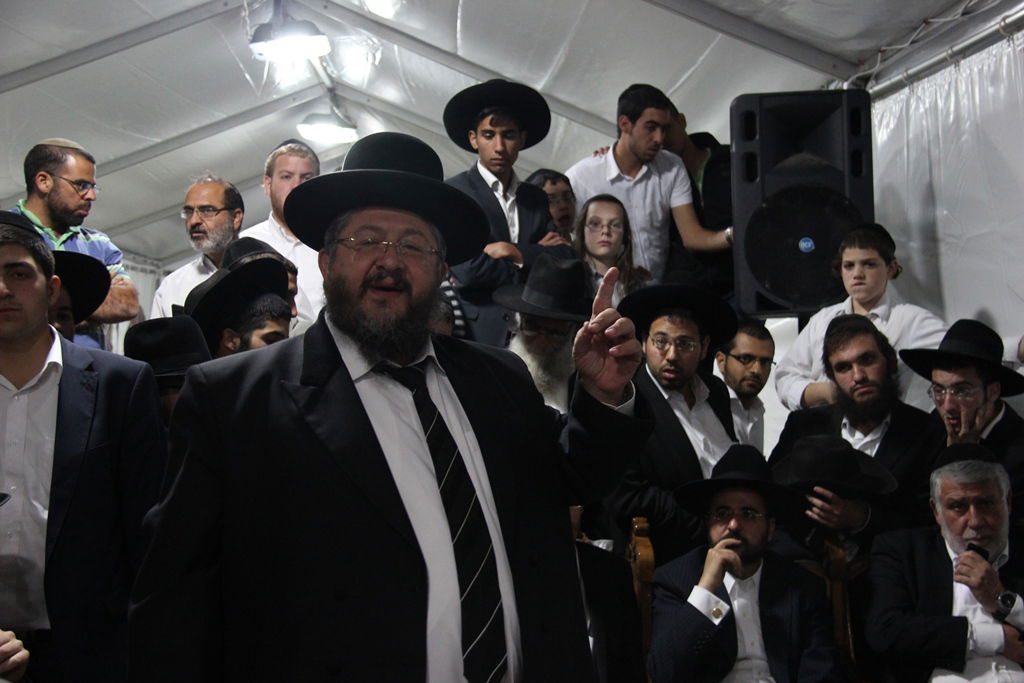 גלרית ענק: אלפים ובראשם גדולי ישראל בניחום אבלים בבית הגר"ע יוסף זצוק"ל