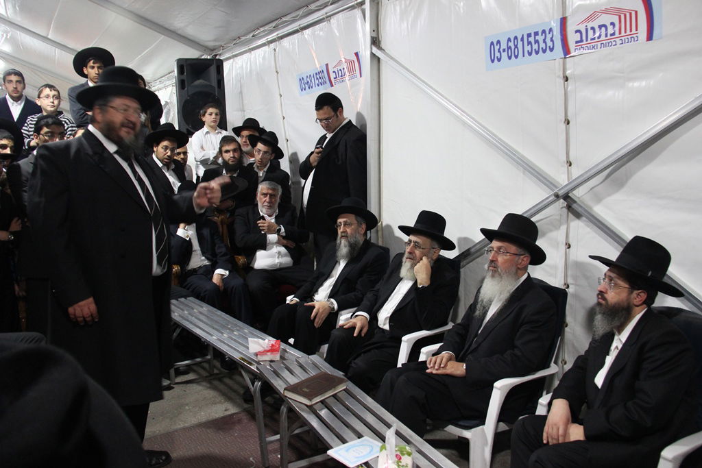 גלרית ענק: אלפים ובראשם גדולי ישראל בניחום אבלים בבית הגר"ע יוסף זצוק"ל