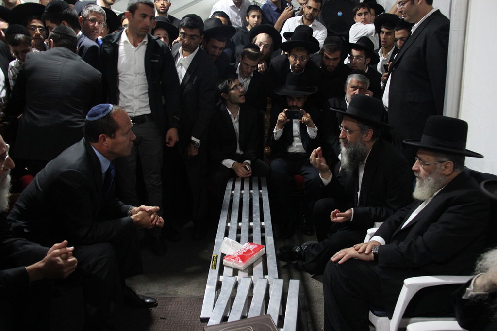 גלרית ענק: אלפים ובראשם גדולי ישראל בניחום אבלים בבית הגר"ע יוסף זצוק"ל