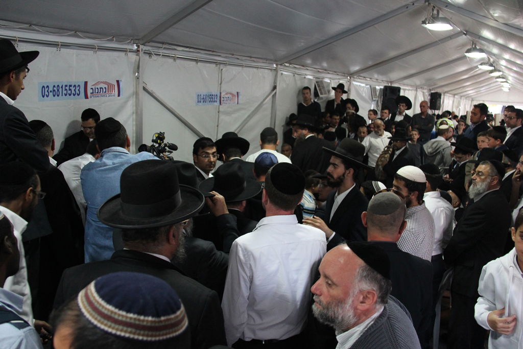 גלרית ענק: אלפים ובראשם גדולי ישראל בניחום אבלים בבית הגר"ע יוסף זצוק"ל