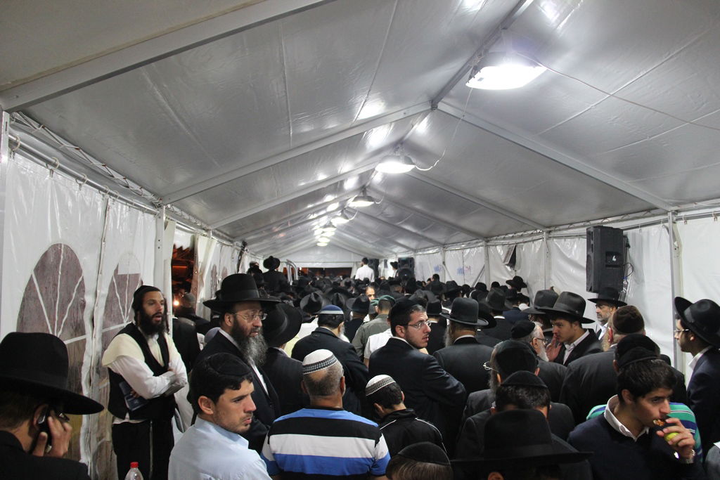 גלרית ענק: אלפים ובראשם גדולי ישראל בניחום אבלים בבית הגר"ע יוסף זצוק"ל