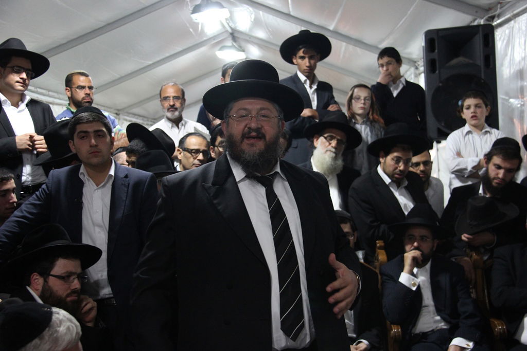 גלרית ענק: אלפים ובראשם גדולי ישראל בניחום אבלים בבית הגר"ע יוסף זצוק"ל