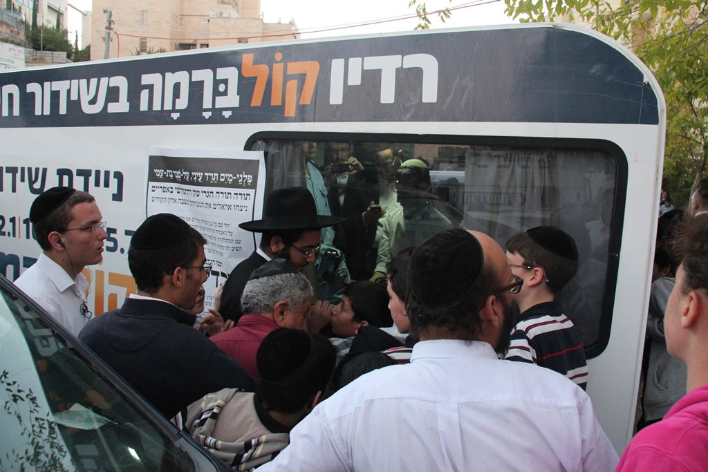 גלרית ענק: אלפים ובראשם גדולי ישראל בניחום אבלים בבית הגר"ע יוסף זצוק"ל